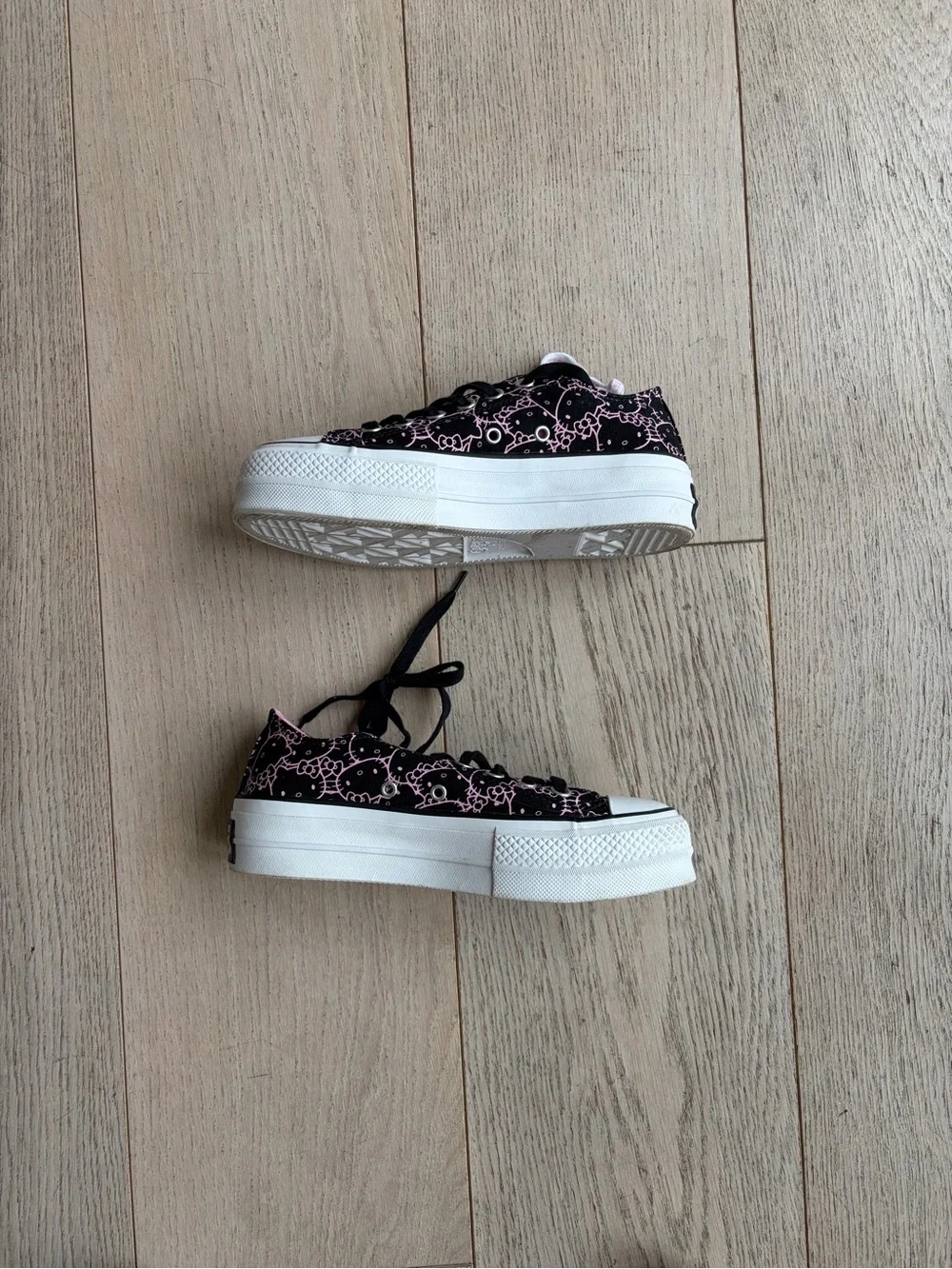 Converse hello kitty